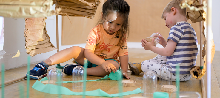 jeunes enfants qui jouent et expérimentent