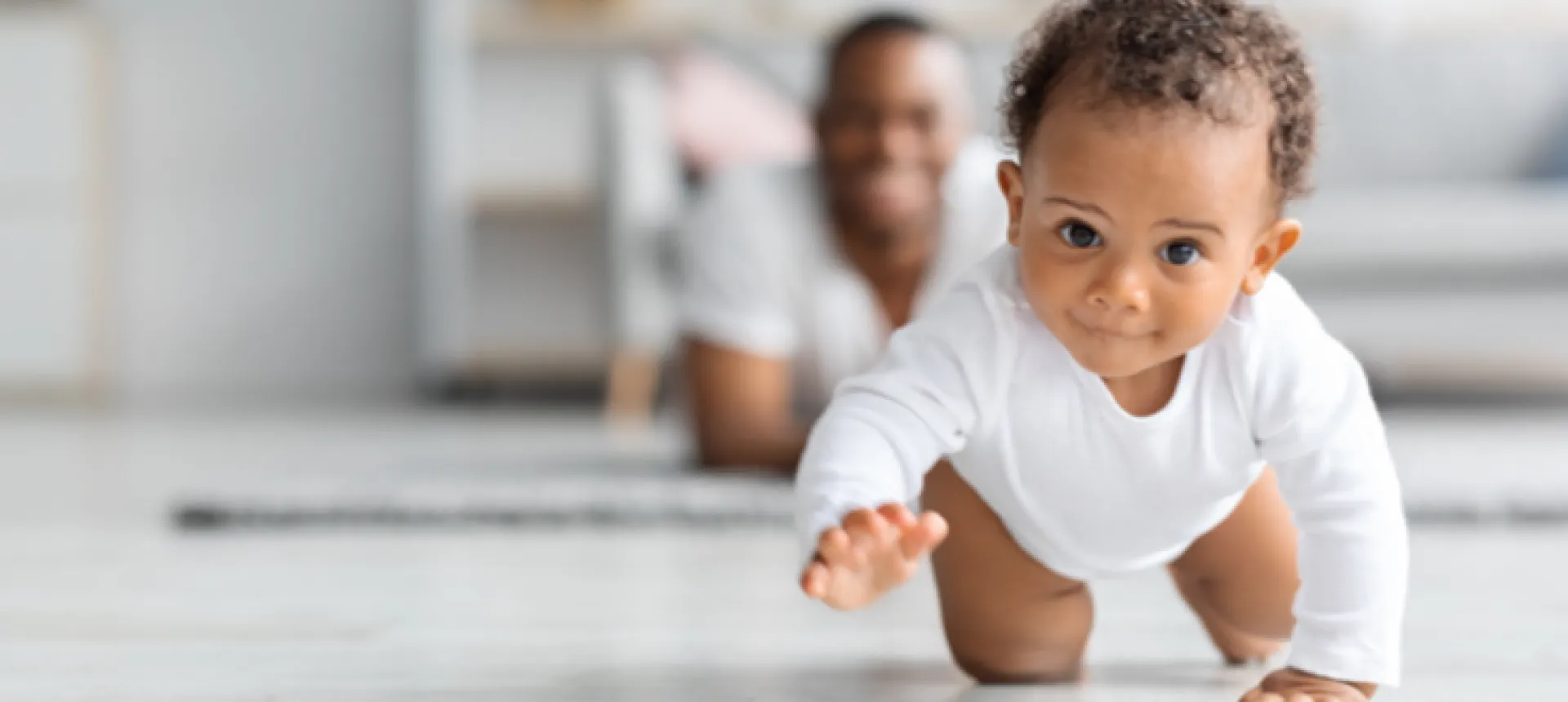 bébé qui fait du quatre pattes 