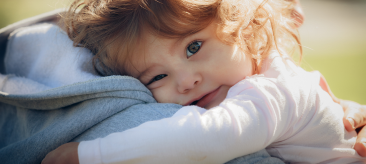 petite fille qui fait un câlin à son parent