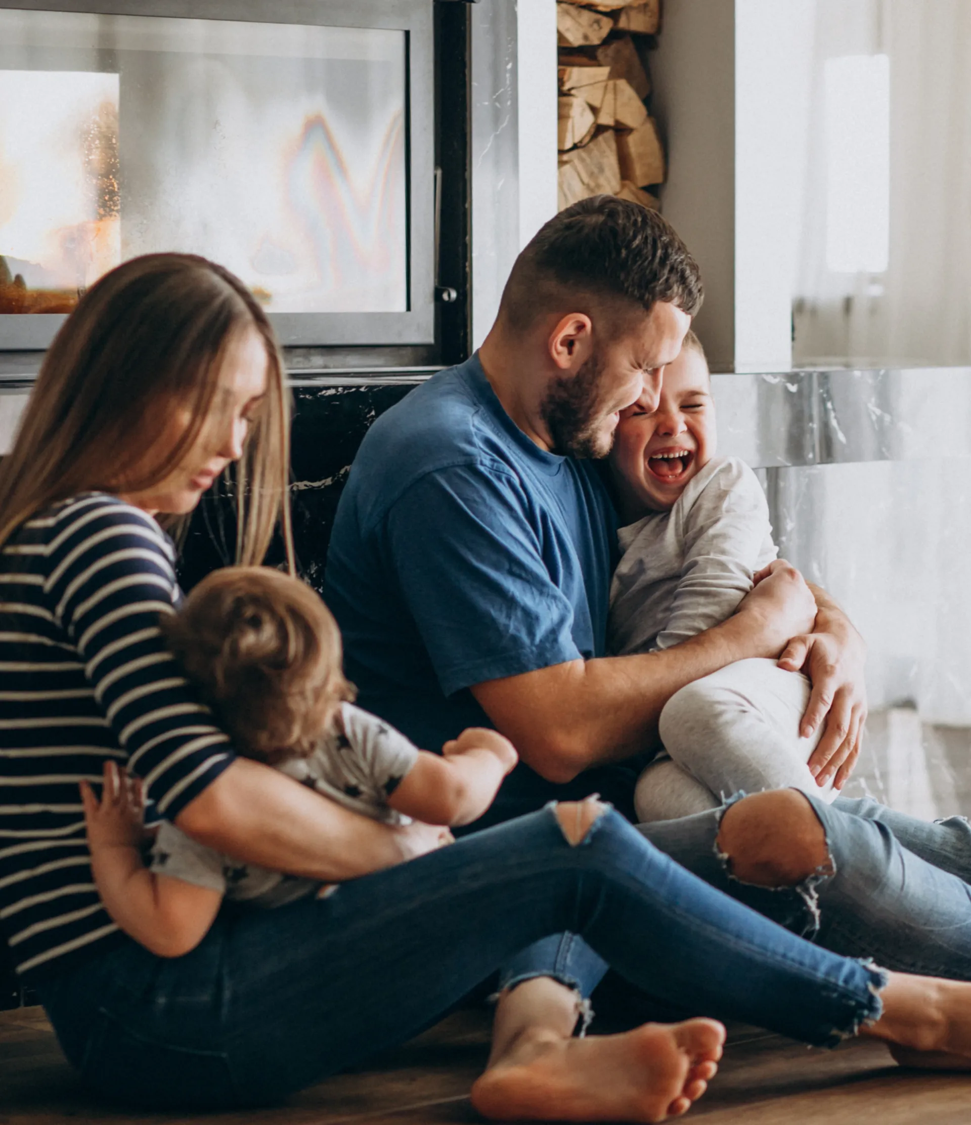 parent-serre-enfant-riant
