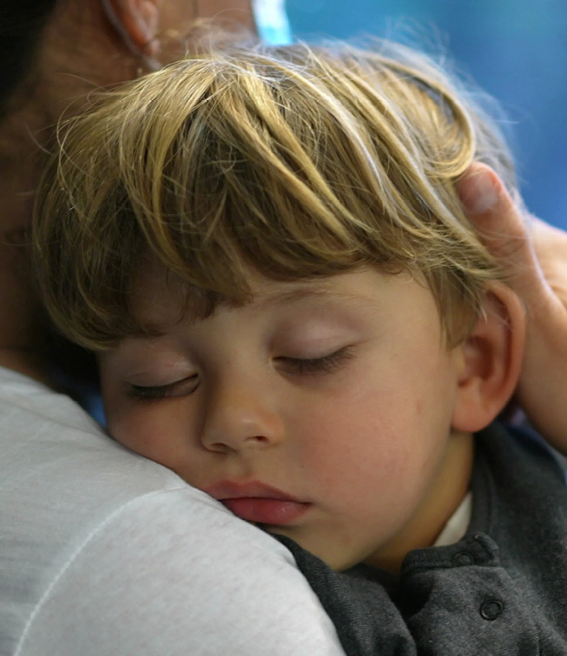 enfant-dort-epaule-parent