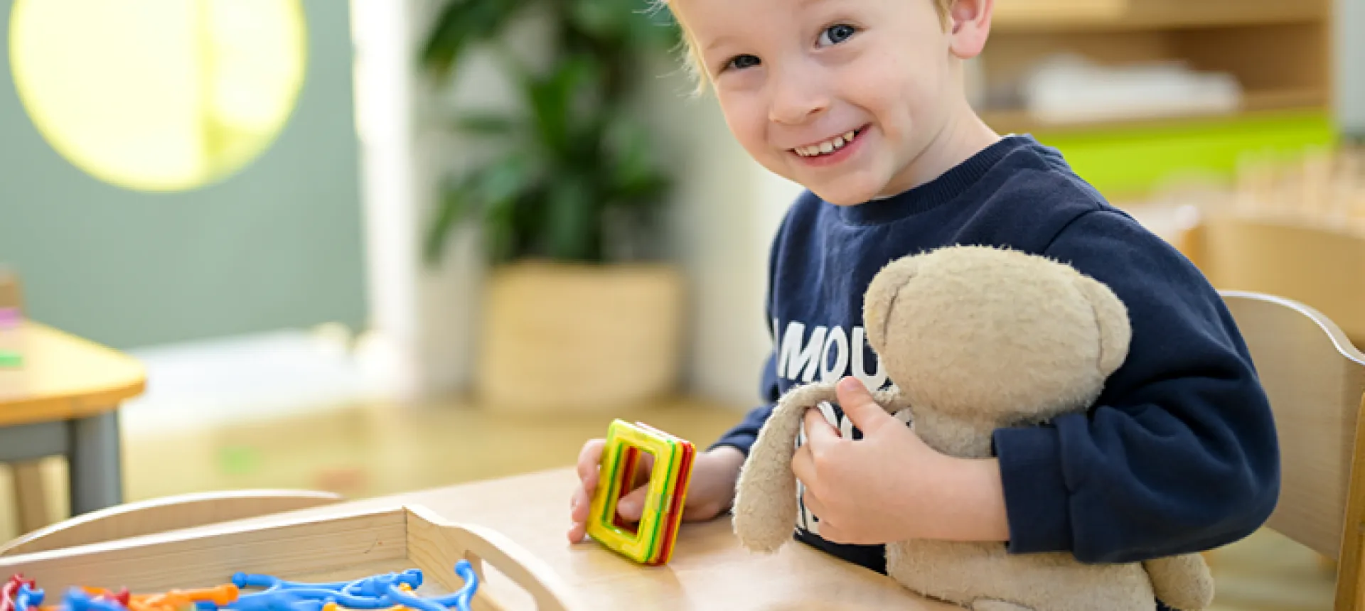 enfant-tenant-peluche-qui-sourit