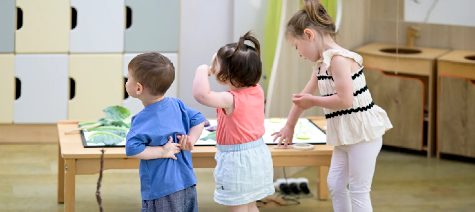 trois-enfants-de-dos-en-crèche