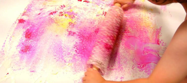 activite-enfant-peinture-papier-bulle