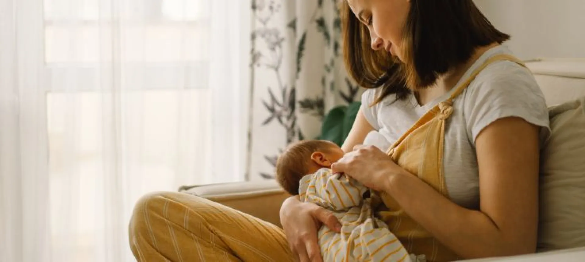 femme-allaitant-bébé-retours-couche