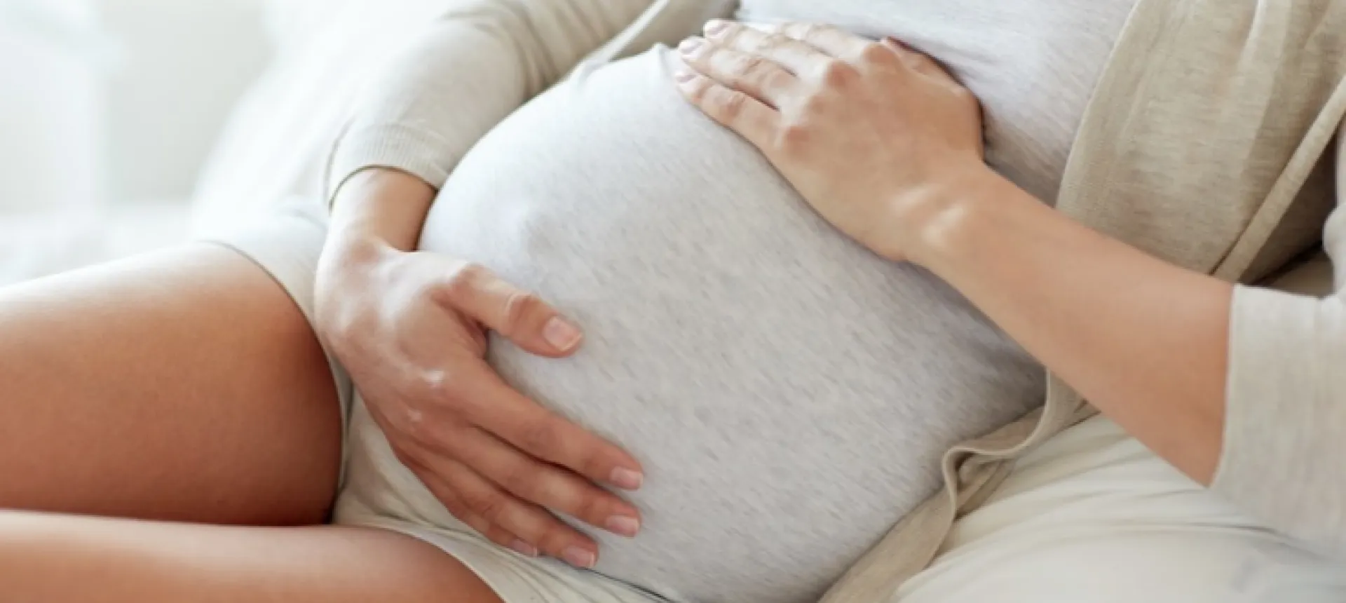 femme-enceinte-touchant-ventre