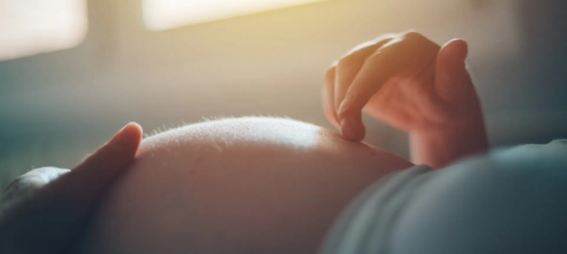 femme-enceinte-allongée-touchant-ventre
