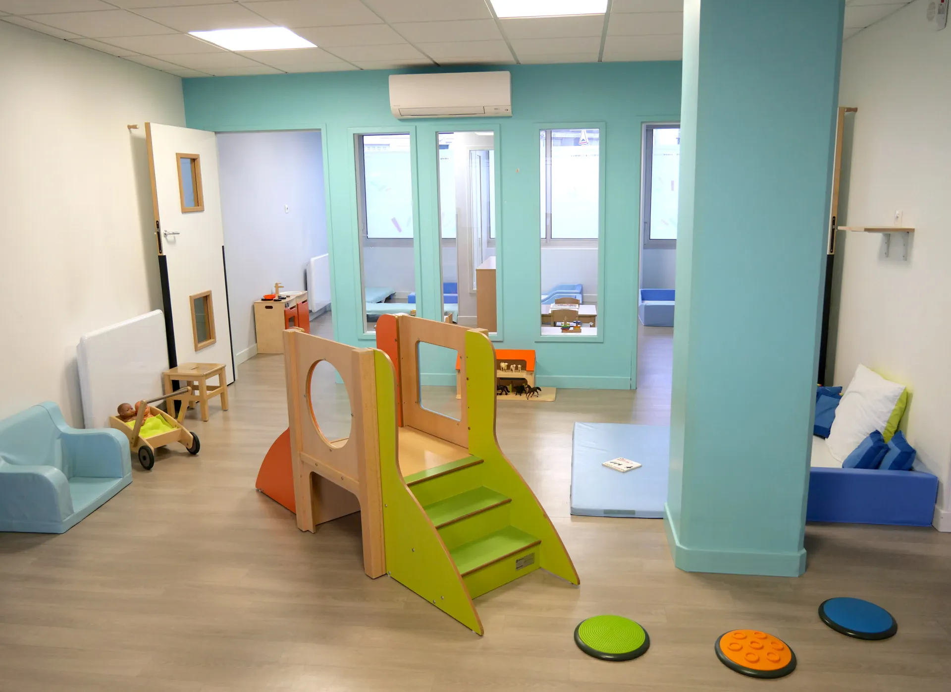 peopleandbaby-creche-bordeaux-bleu-marine-3