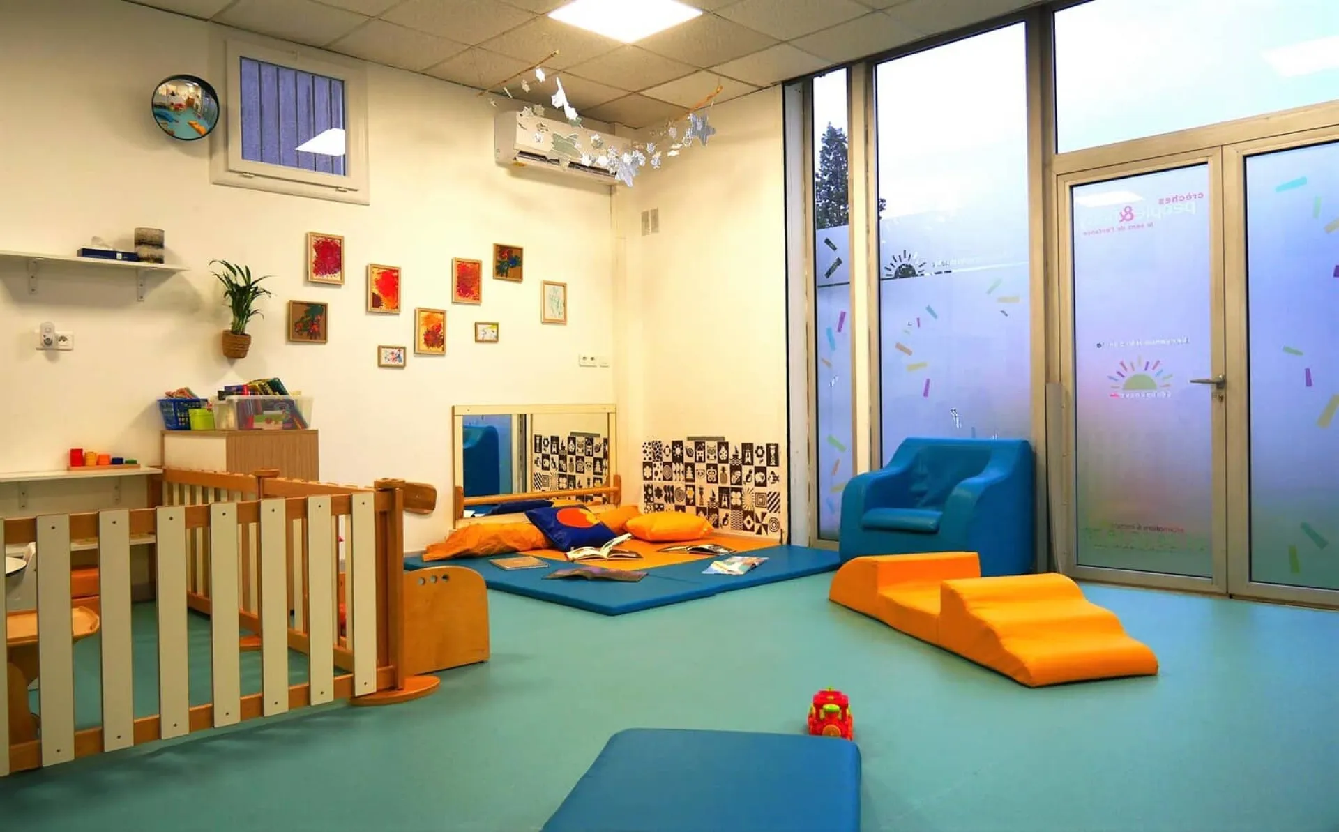 creche-maugio-sol-y-luna-people-and-baby-1