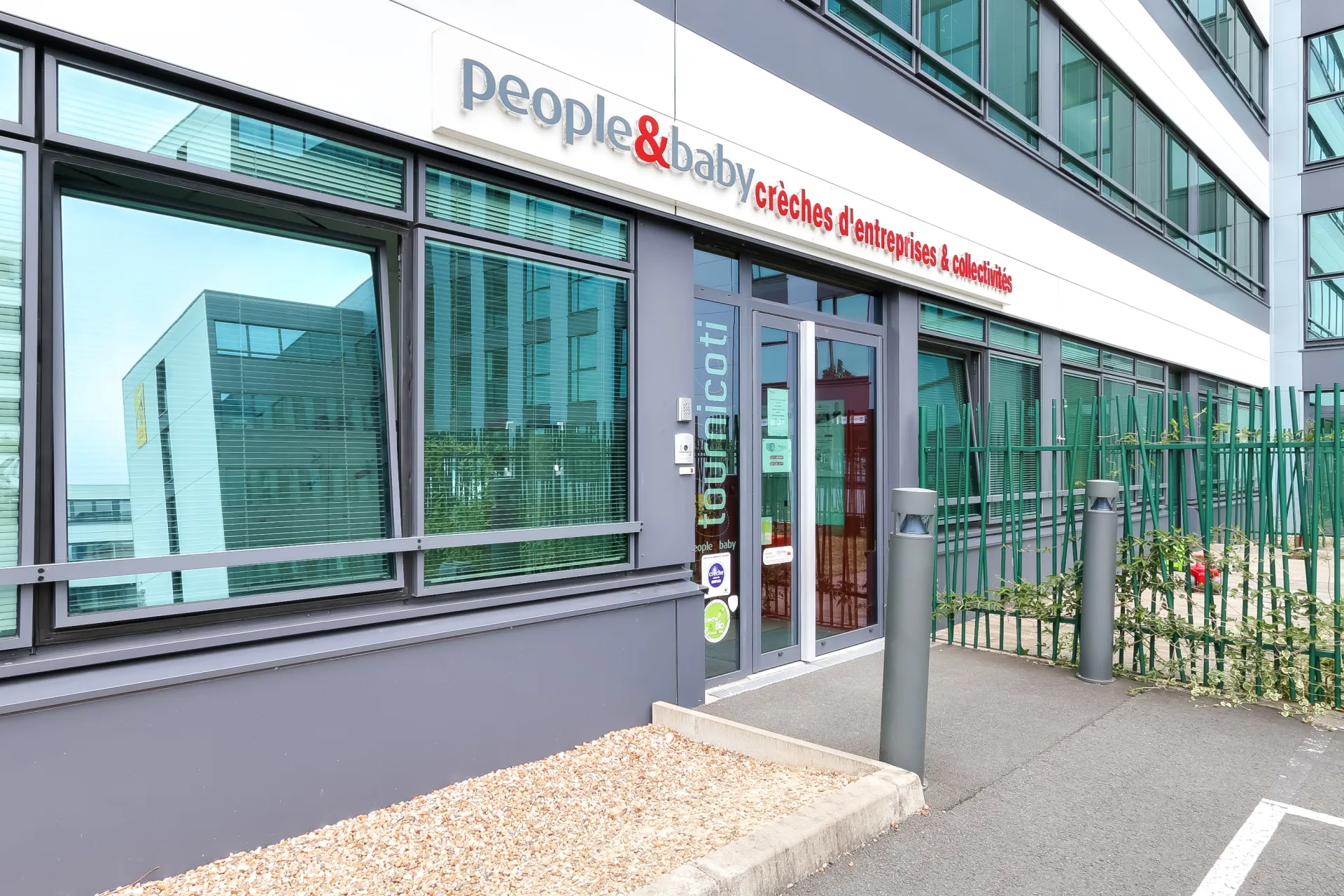 peopleandbaby-creche-tours-tournicoti-1