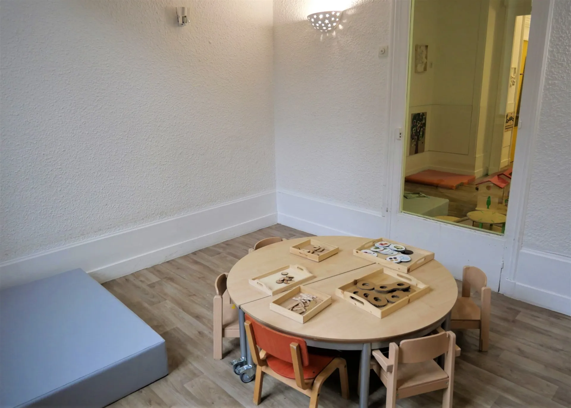 creche-grenoble-abracadabra-people-and-baby-3