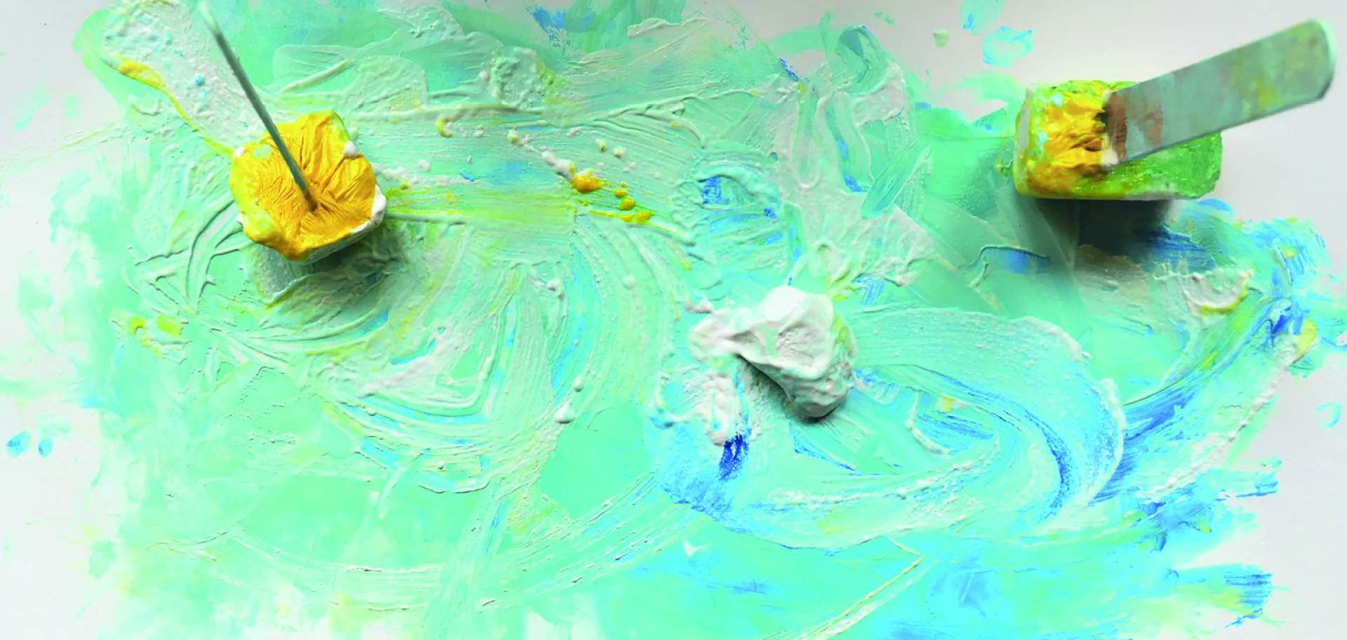 dessin d'enfant fait avec glaçons et peinture