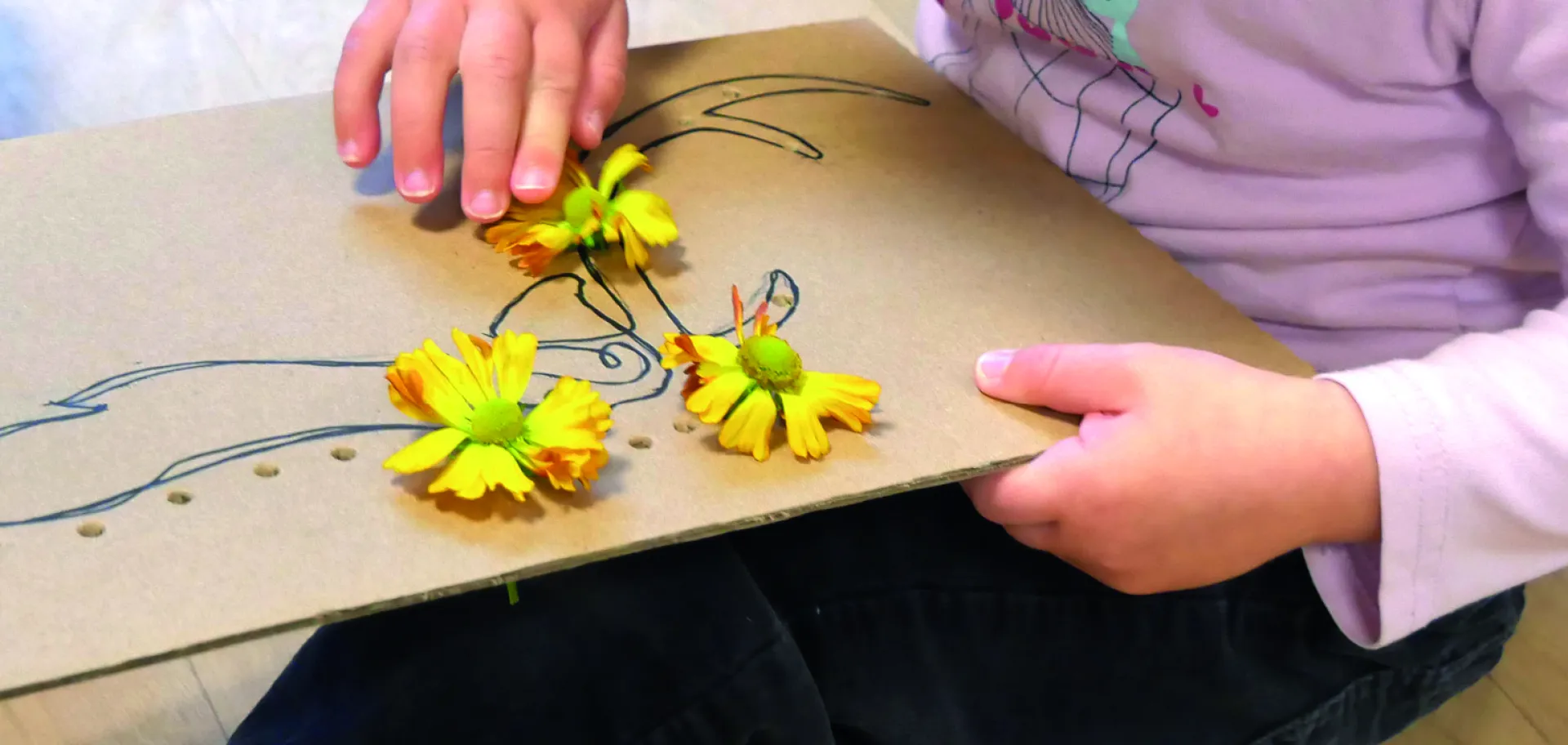 fleurs en carton dans un bol d'eau