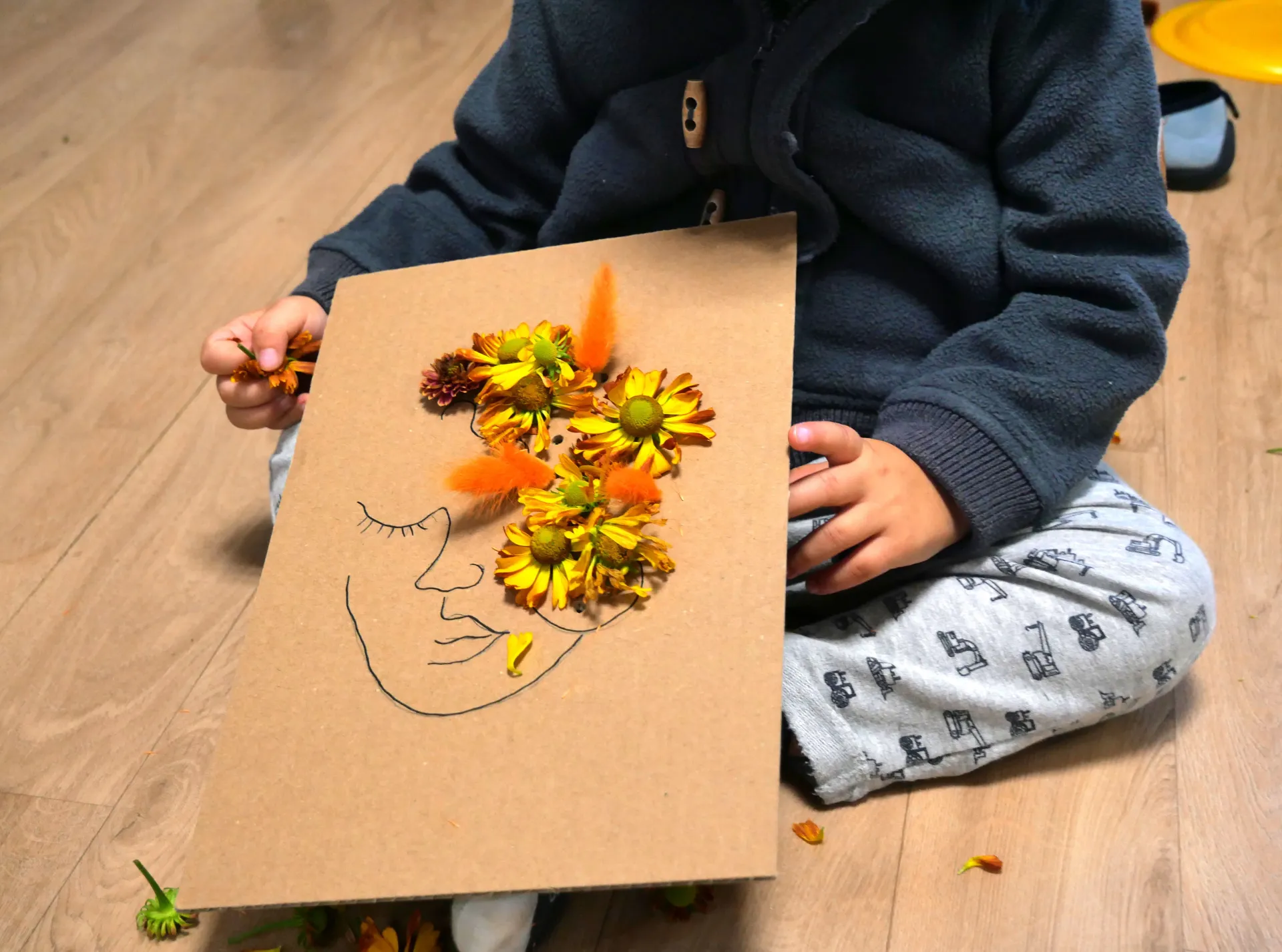 fleurs en carton dans un bol d'eau