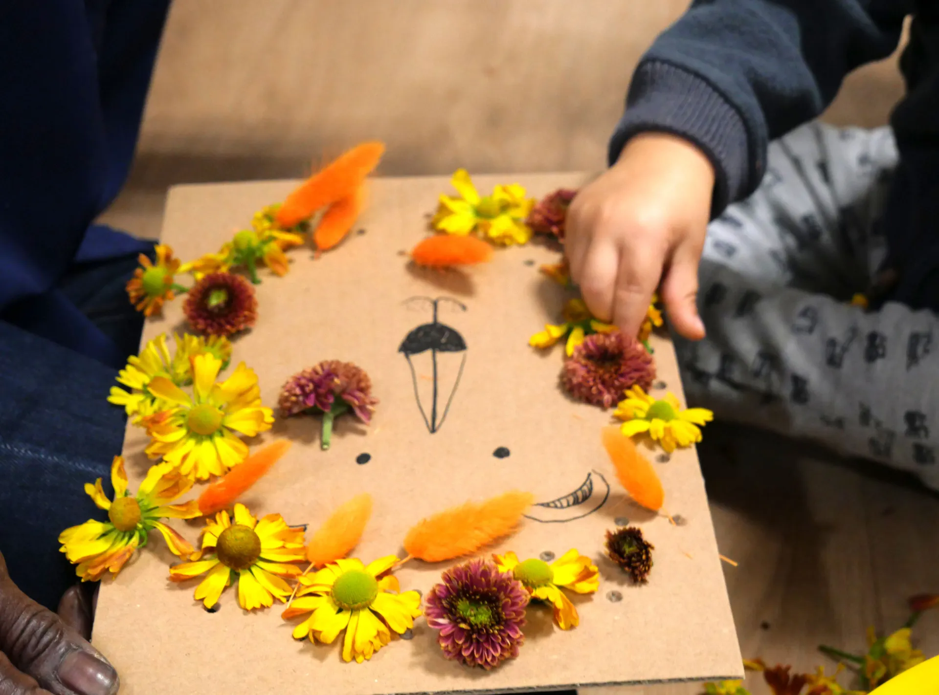 fleurs en carton dans un bol d'eau
