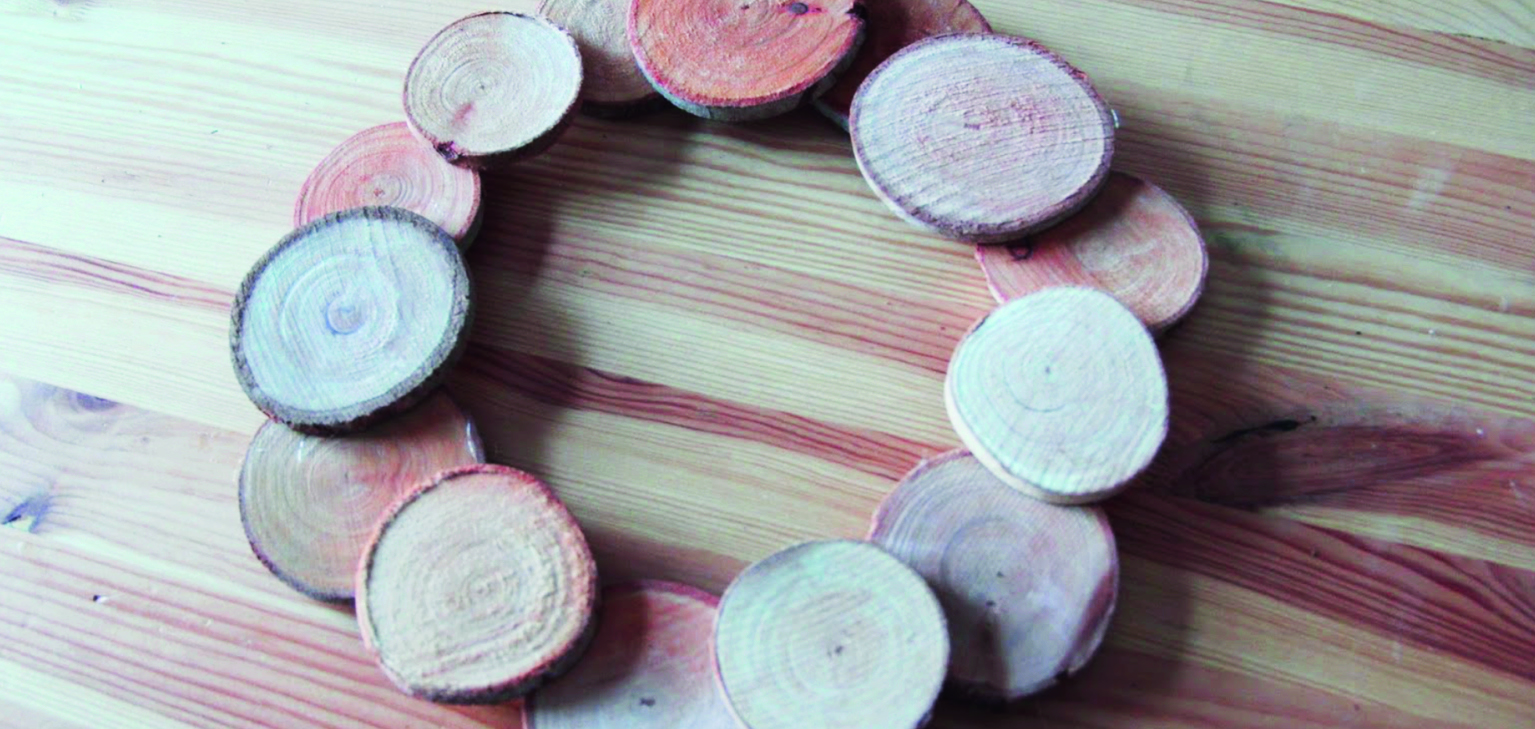 couronne de porte en rondins de bois