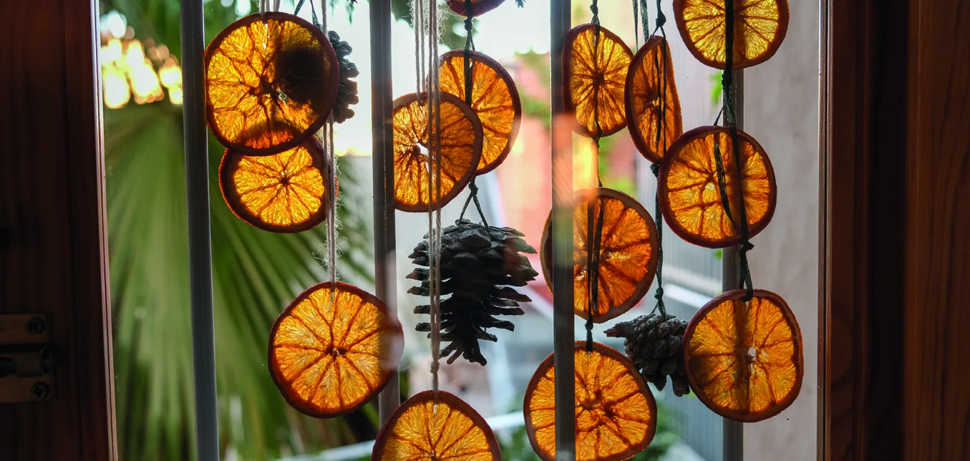 guirlande avec rondelles d'orange et pommes de pin
