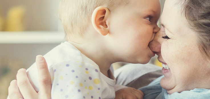 bébé mord le nez de sa maman
