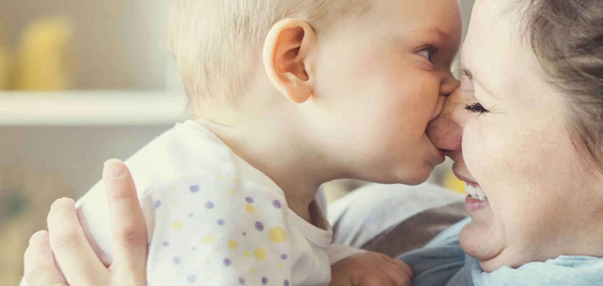 bébé mord le nez de sa maman