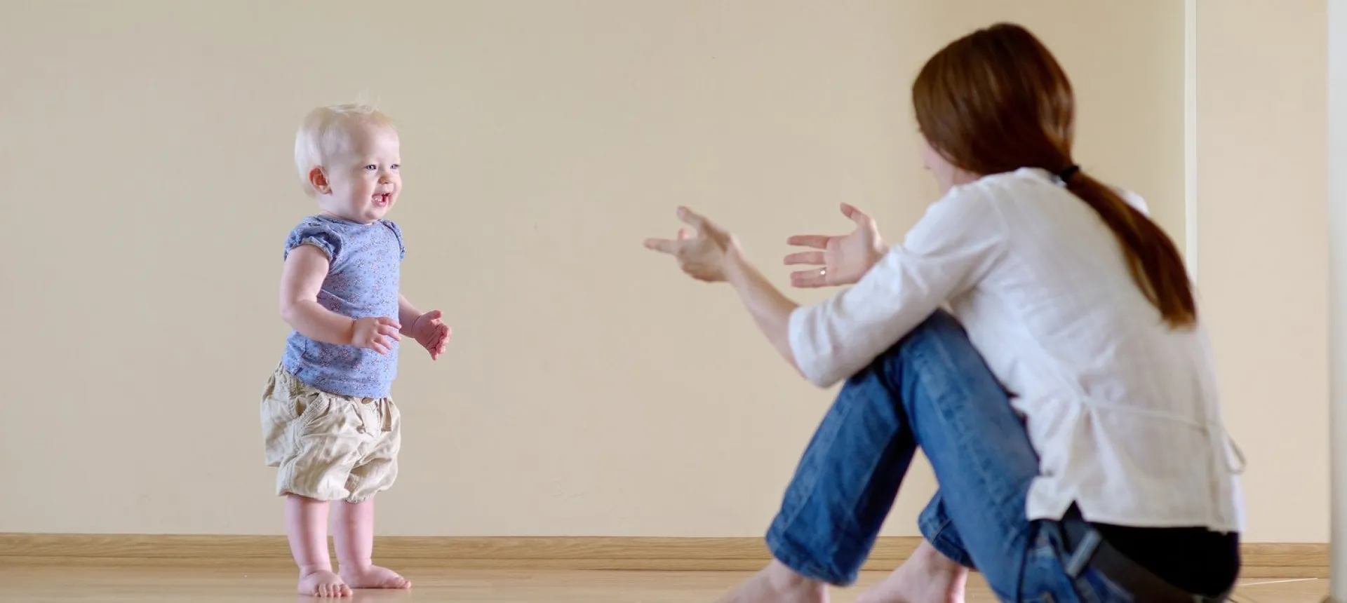 Enfant avançant vers un adulte
