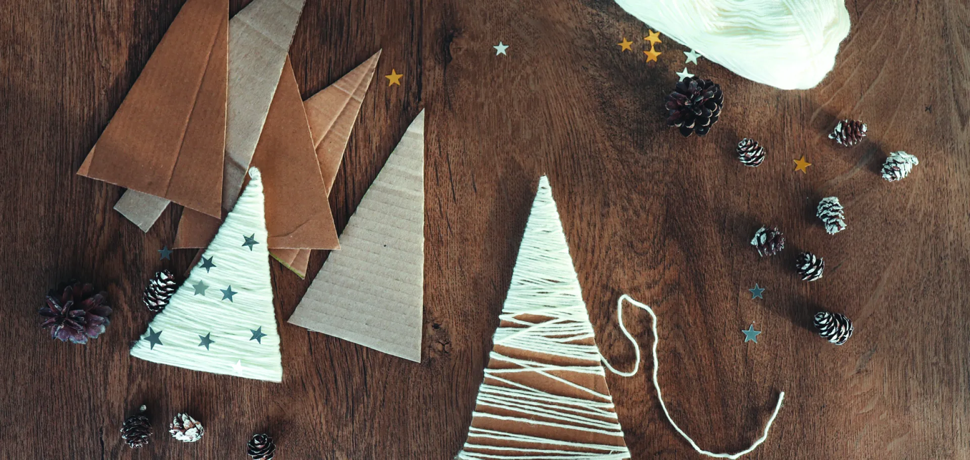 décoration petits sapins en carton