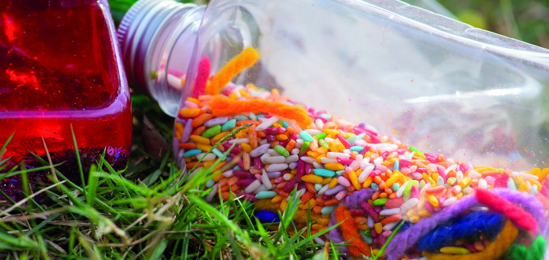 bouteille transparente remplie de pastilles colorées