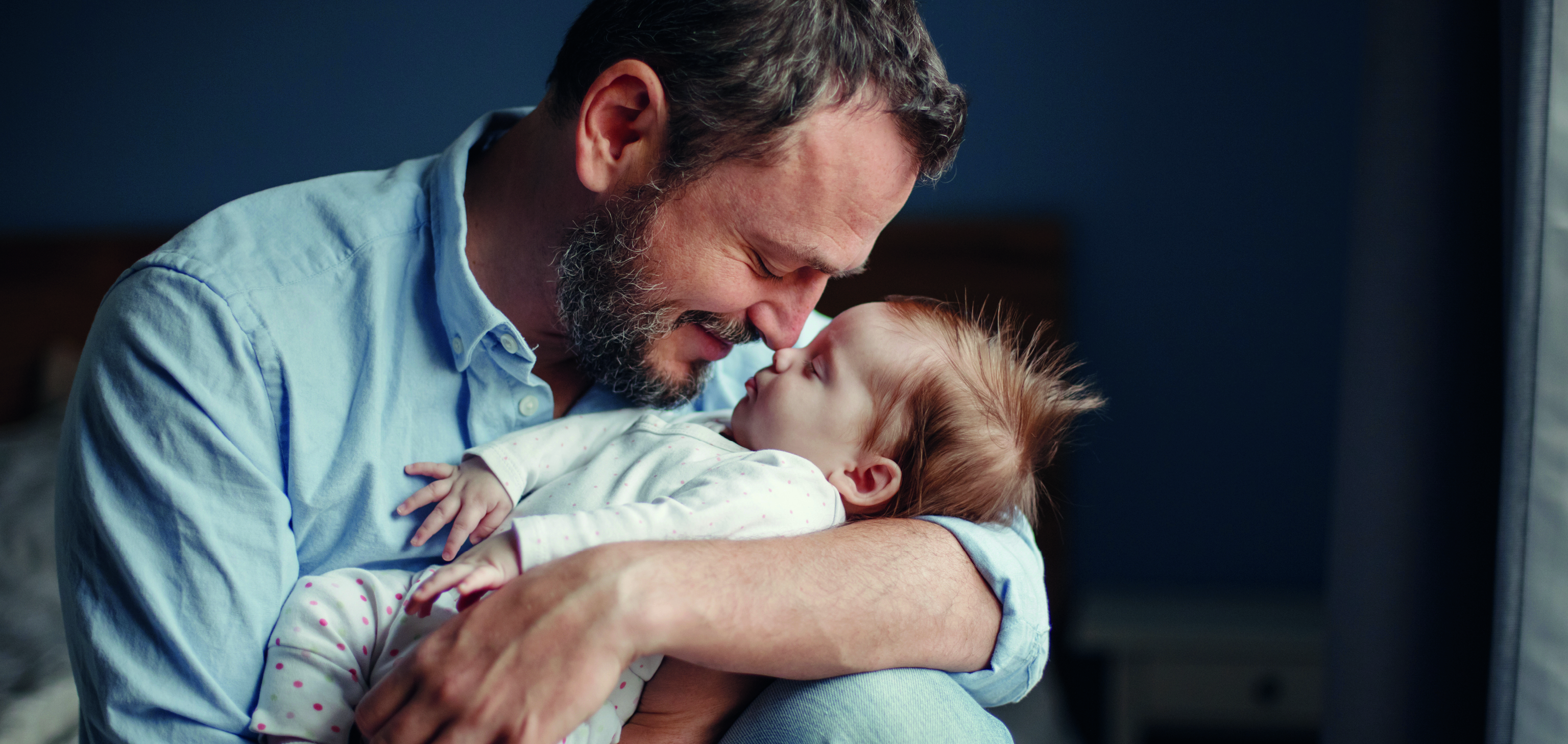 Bébé dans les bras de son papa