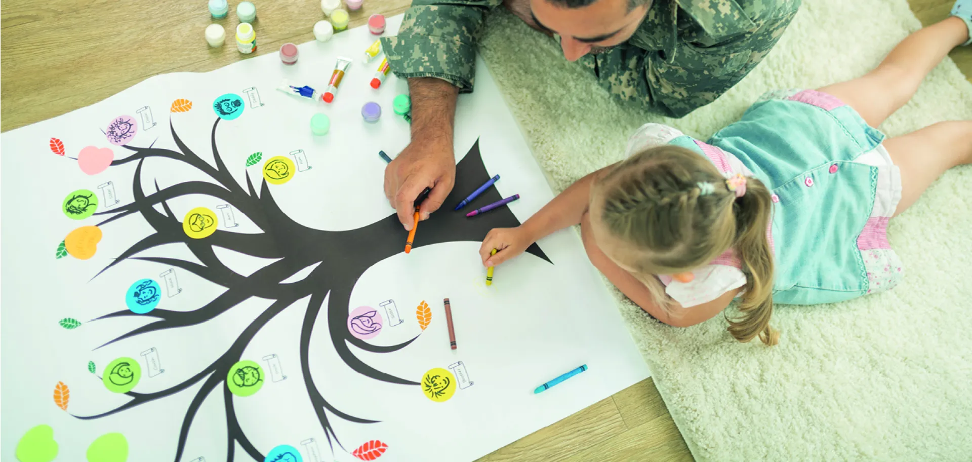 enfant et père sur le sol construisant un arbre généalogique