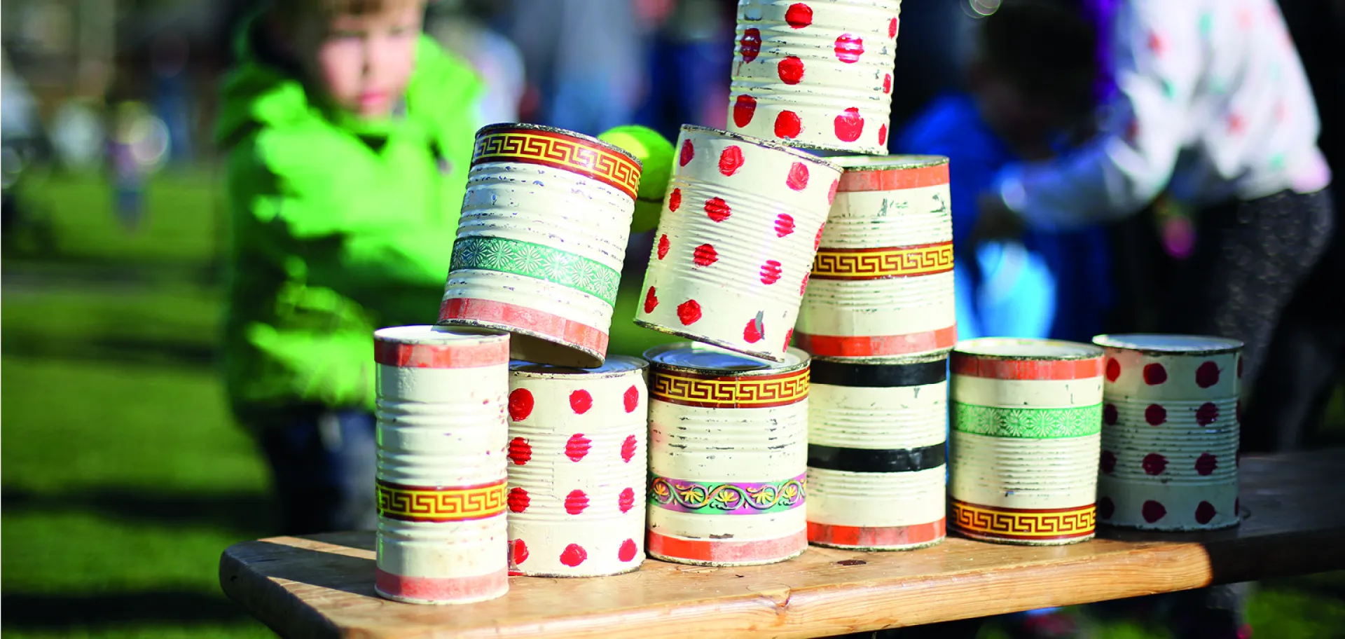 Jeu chamboule-tout fait avec des boîtes de conserve