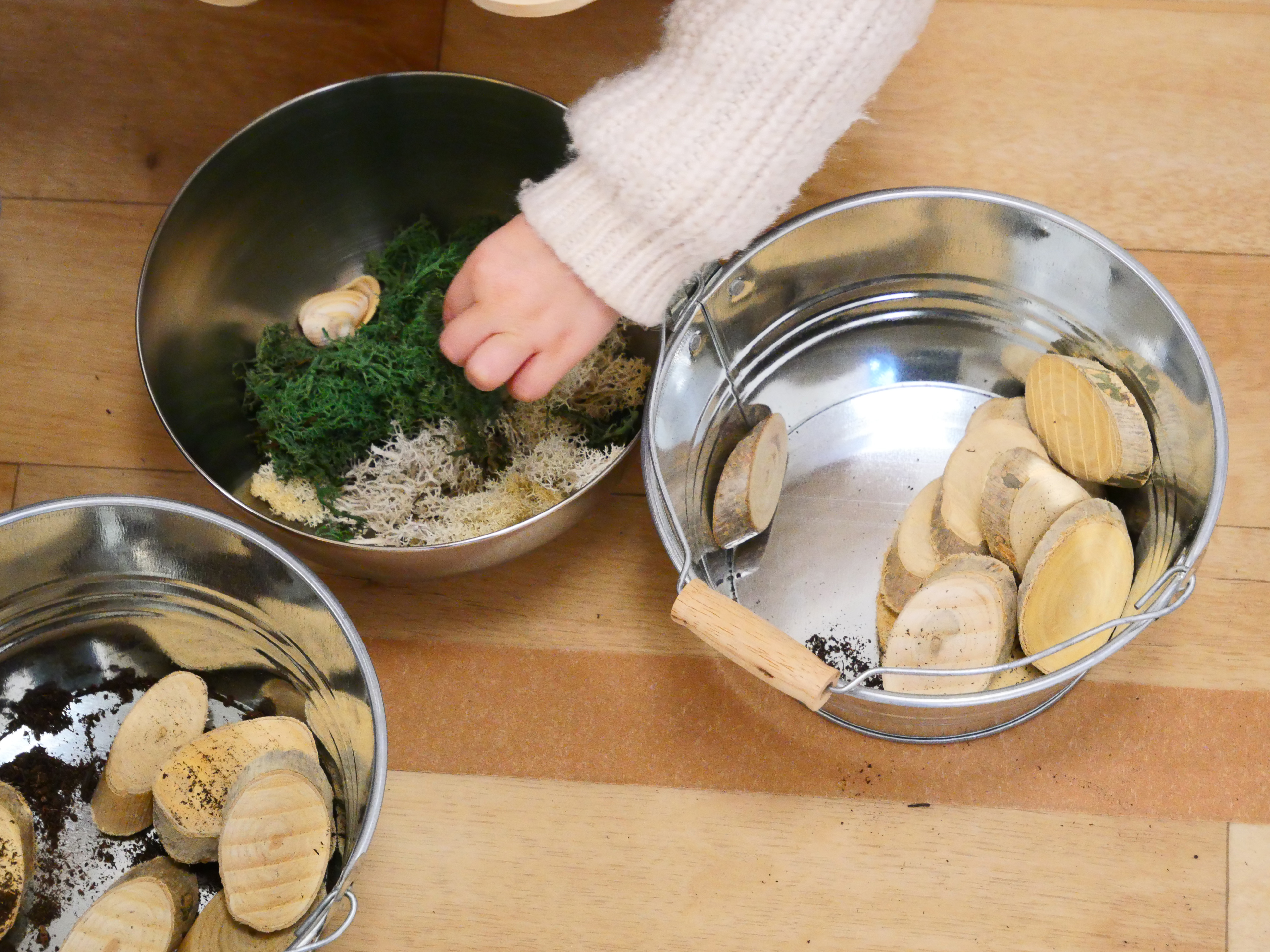 Enfant qui mélange les végétaux