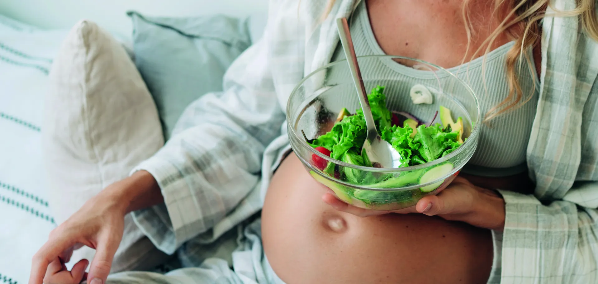 Femme enceinte mangeant une salade
