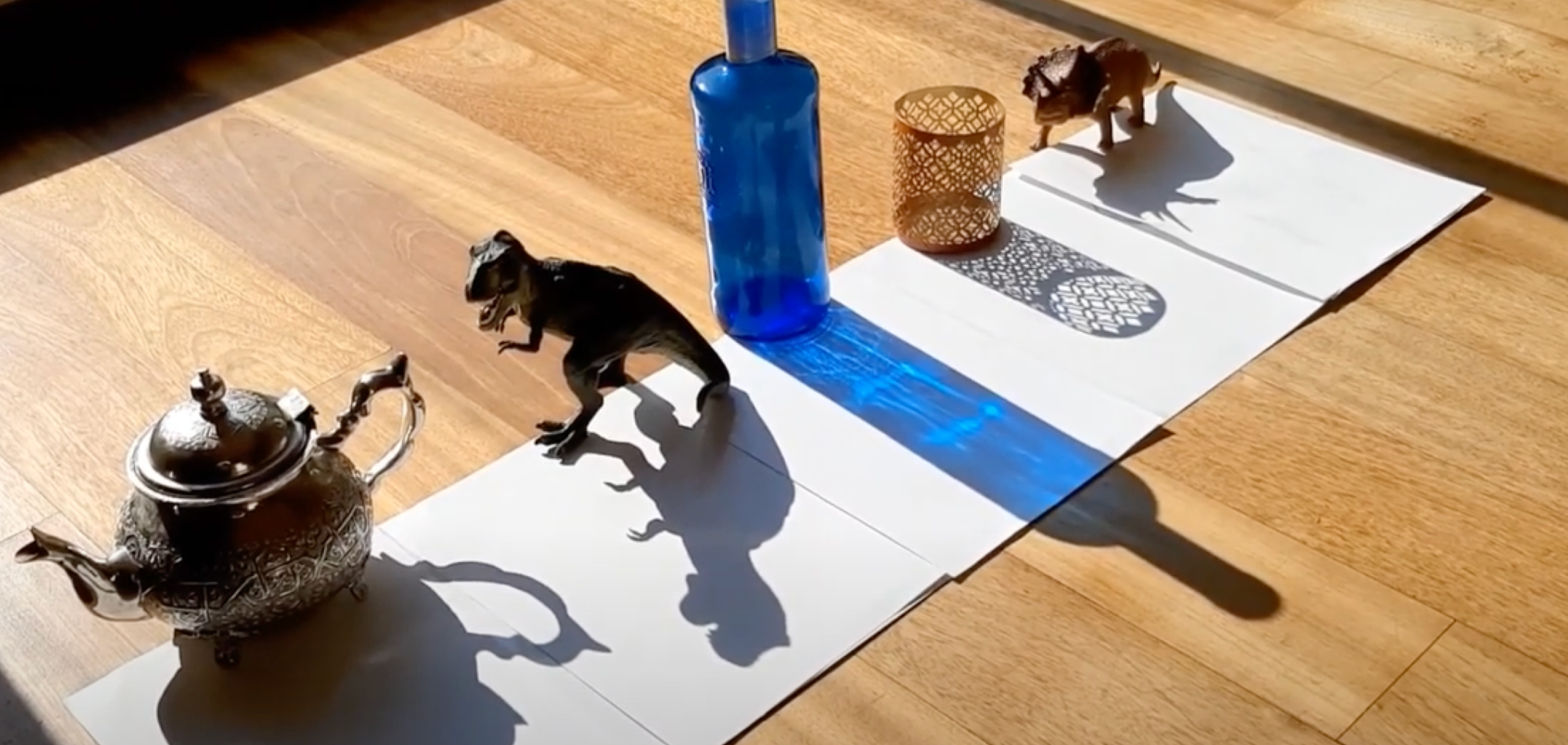 Ombre d'objets sur feuille en papier