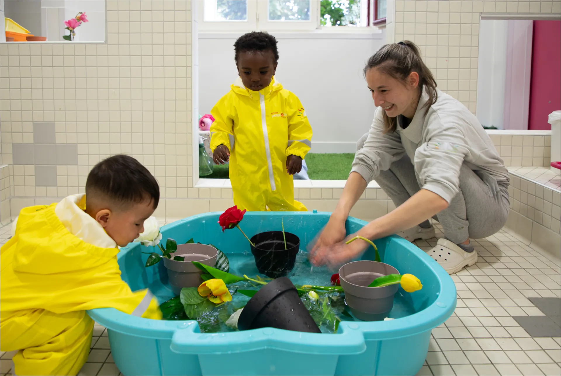 auxiliaire-de-puericulture-enfant-jeu-eau