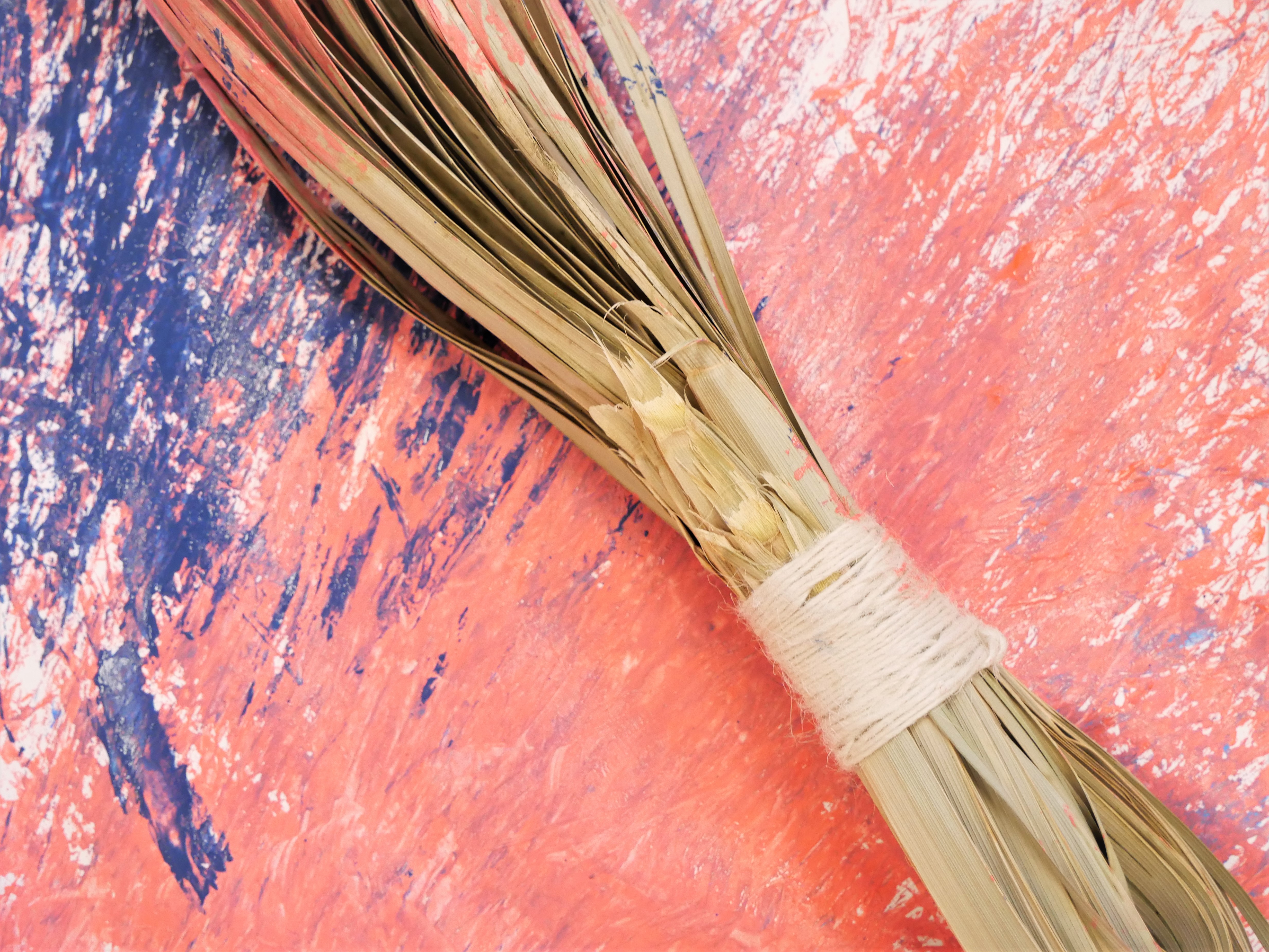 enfant tenant une branche de palmier avec peinture