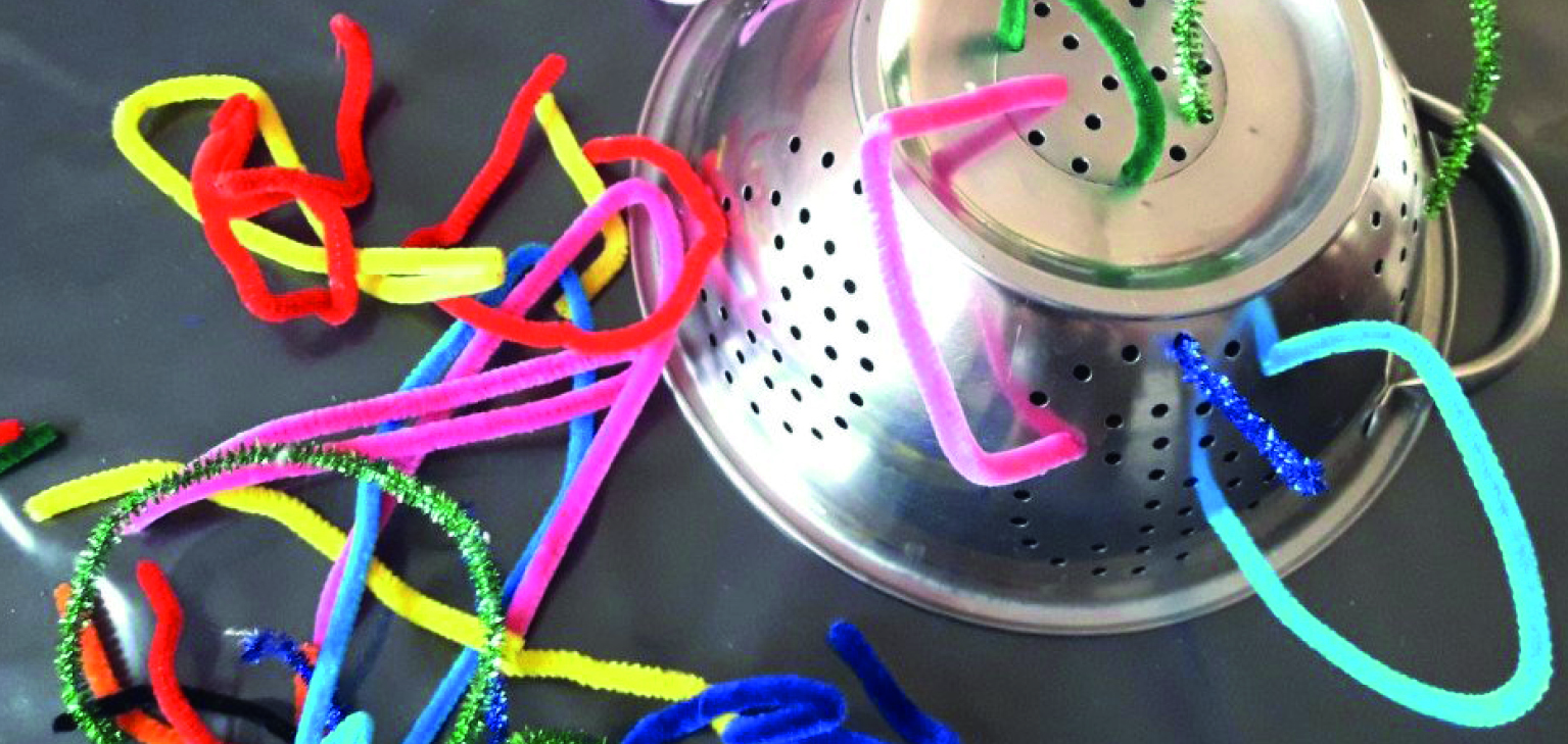 passoire avec trou et fils de couleurs