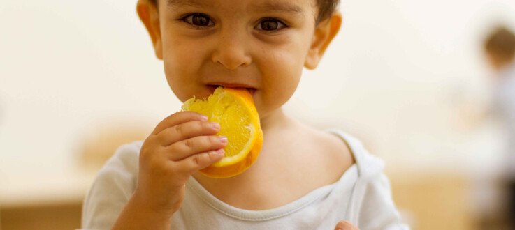 enfant-mange-orange