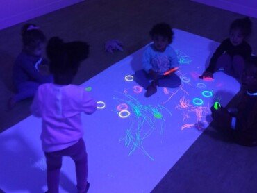 creche-mois-en-fete-lumiere-dessin-fluo-sol