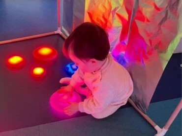 creche-mois-en-fete-lumiere-jeu-culeur