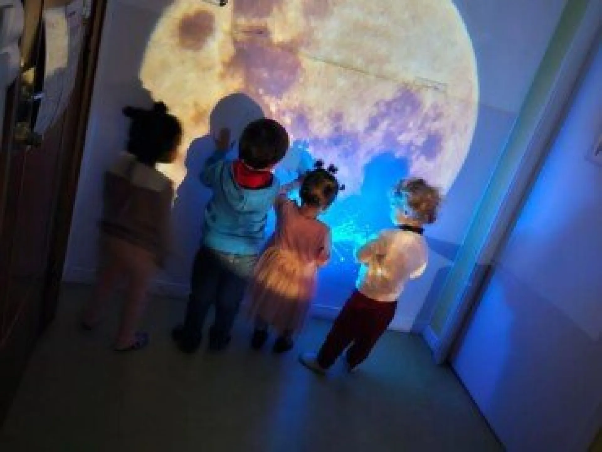 creche-mois-en-fete-lumiere-lune