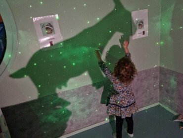 creche-mois-en-fete-lumiere-ombre-mur-enfant