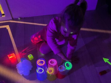creche-mois-en-fete-lumiere-peinture-fluoresente