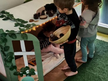 Enfants et une cabane en carton