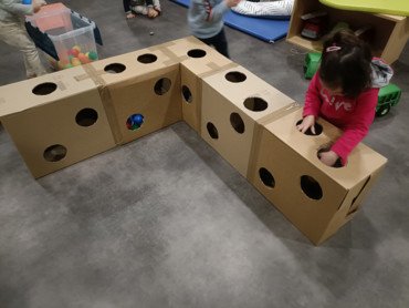 Enfant avec jeux carton