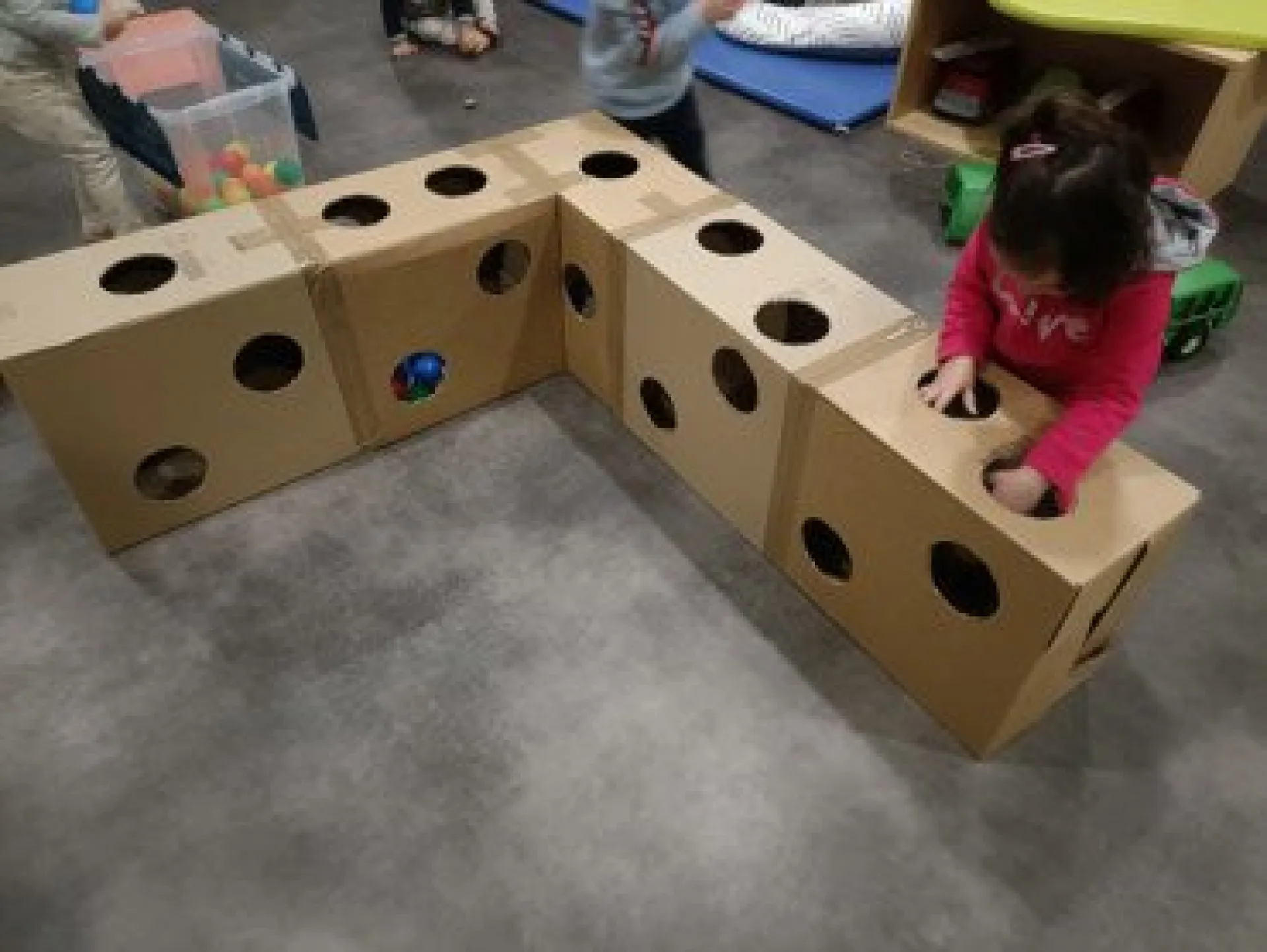 Enfant avec jeux carton