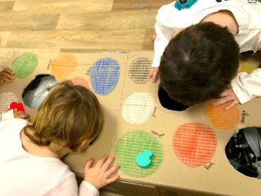 Enfant jeu couleurs carton