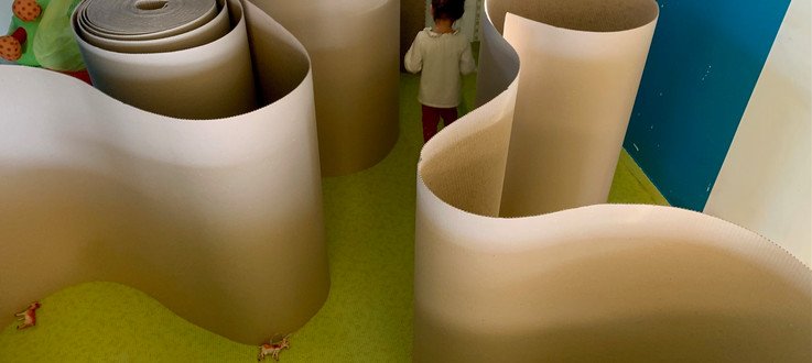 Enfant dans labyrinthe carton 