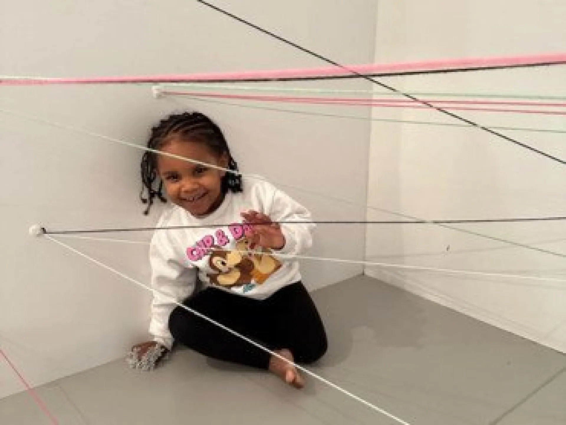 toile-araignee-laine-petite-fille