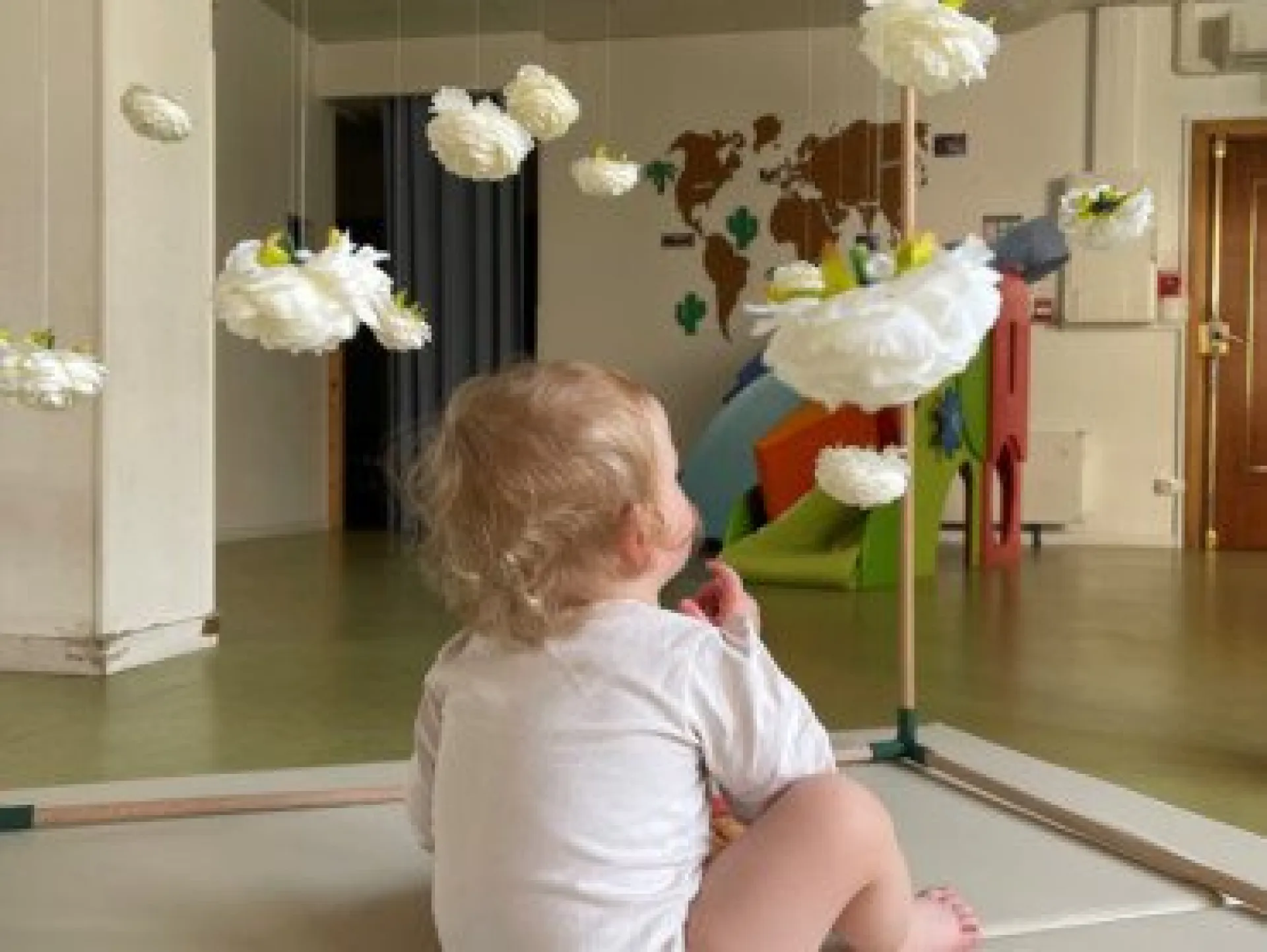 fleurs-blanches-suspendus-petit-garcon