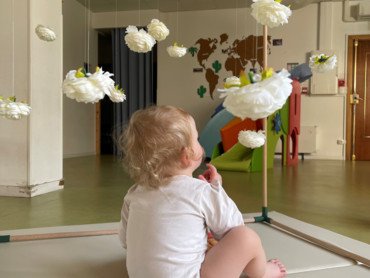 fleurs-blanches-suspendus-petit-garcon