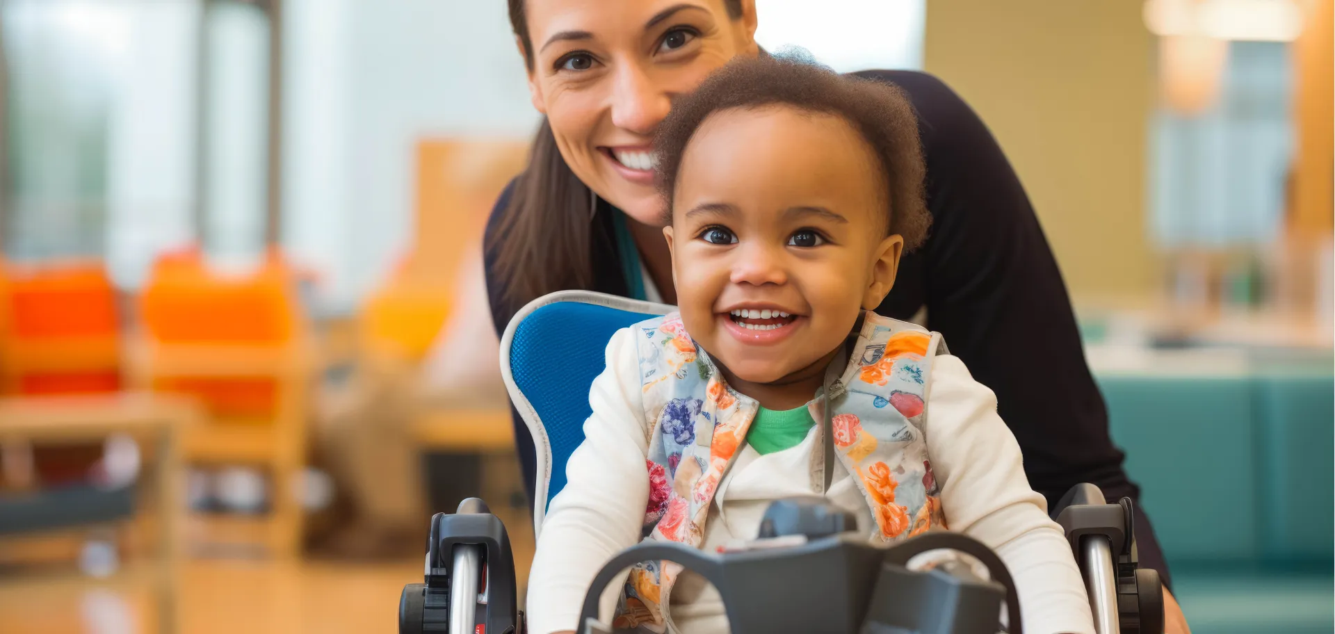 Enfant en fauteuil roulant avec un adulte en crèche